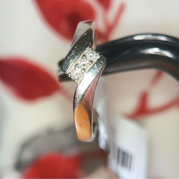 10k 3-Diamond Ring   - Picture 5 of 12